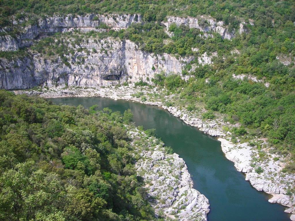 Vacances en ardèche en bord de rivière : où trouver la location idéale